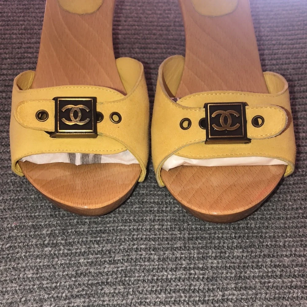 !SOLD! CHANEL Vintage Mules Yellow Suede - Picture 2 of 8